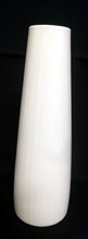 Lade das Bild in den Galerie-Viewer, BLUMENVASE "Monika" - Porzellan, Linien Geriffeltes Dekor