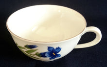 Lade das Bild in den Galerie-Viewer, 2er Set TEETASSEN - Porzellan, Enzian Blumenblüten Goldrand Dekor