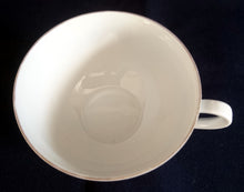 Lade das Bild in den Galerie-Viewer, TEETASSE - Porzellan, Enzian Blumenblüten Goldrand Dekor