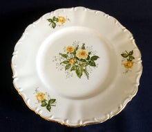 Lade das Bild in den Galerie-Viewer, DESSERTTELLER "Theresio" - Porzellan, Goldrand Relief Rosenstrauß Blumenblüten Pflanzen Motiv Dekor