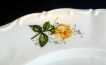 Lade das Bild in den Galerie-Viewer, DESSERTTELLER "Theresio" - Porzellan, Goldrand Relief Rosenstrauß Blumenblüten Pflanzen Motiv Dekor