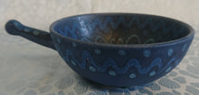 Lade das Bild in den Galerie-Viewer, SCHALE MIT GRIFF "Fat Lava" - Keramik / Steingut, Künstlerisches Dekor, Handarbeit