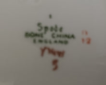 Lade das Bild in den Galerie-Viewer, UNTERTASSE - Bone China Porzellan, Wappen Abstrakt Goldrand Dekor