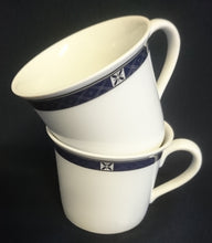 Lade das Bild in den Galerie-Viewer, 2er Set KAFFEETASSEN "Classica" - Porzellan, Geometrischer X Kreuz Rand Dekor