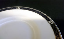 Lade das Bild in den Galerie-Viewer, 2er Set UNTERTASSEN "Classica" - Porzellan, Geometrischer X Kreuz Rand Dekor