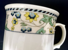 Lade das Bild in den Galerie-Viewer, KAFFEETASSE - Porzellan, Flora Blumen Blüten Pflanzen Ranken Gestreifte Linien Abstrakt Motiv Dekor