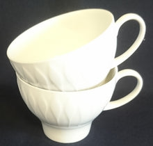 Lade das Bild in den Galerie-Viewer, KAFFEETASSE "Lanzette" - Porzellan, Einfärbiges Tropfen Relief Motiv Dekor