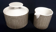Lade das Bild in den Galerie-Viewer, 2er Set MILCHKÄNNCHEN & ZUCKERDOSE MIT DECKEL - Porzellan, Mauer Schachbrett Waben Abstrakt Dekor