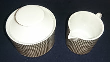 Lade das Bild in den Galerie-Viewer, 2er Set MILCHKÄNNCHEN & ZUCKERDOSE MIT DECKEL - Porzellan, Mauer Schachbrett Waben Abstrakt Dekor
