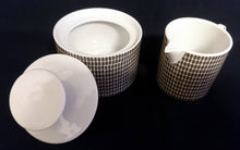 Lade das Bild in den Galerie-Viewer, ZUCKERDOSE MIT DECKEL - Porzellan, Mauer Schachbrett Waben Abstrakt Dekor