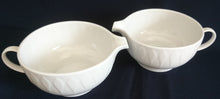 Lade das Bild in den Galerie-Viewer, 2er SUPPENTASSEN GEDECK - Porzellan, Linien Tropfenform Relief Dekor
