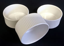 Lade das Bild in den Galerie-Viewer, CREME BRULEE SCHÄLCHEN - Keramik / Steingut, Linien Streifen Balken Dekor