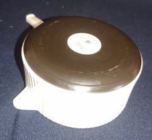 Lade das Bild in den Galerie-Viewer, BUTTERWÄRMER - Keramik / Steingut, Linien Streifen Balken Dekor