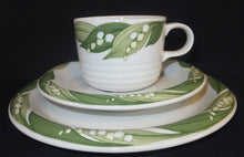 Lade das Bild in den Galerie-Viewer, DESSERTTELLER - Porzellan, Maiglöckchen-Blumen Dekor