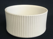 Lade das Bild in den Galerie-Viewer, CREME BRULEE SCHALE - Keramik / Steingut, Linien Streifen Balken Dekor