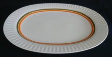 Lade das Bild in den Galerie-Viewer, SERVIERPLATTE - Porzellan, Ovale Form, Linien Tropfenform Relief Dekor
