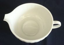 Lade das Bild in den Galerie-Viewer, 2er Set 2er SUPPENTASSEN GEDECK - Porzellan, Linien Tropfenform Relief Dekor