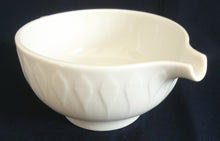 Lade das Bild in den Galerie-Viewer, SUPPENTASSE - Porzellan, Einfärbiges Tropfenform Relief Dekor