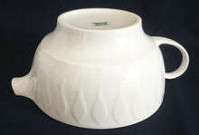 Lade das Bild in den Galerie-Viewer, 2er Set SUPPENTASSEN - Porzellan, Einfärbiges Tropfenform Relief Dekor