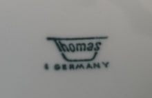 Lade das Bild in den Galerie-Viewer, 2er Set 2er SUPPENTASSEN GEDECK - Porzellan, Linien Tropfenform Relief Dekor