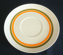 Lade das Bild in den Galerie-Viewer, 2er Set SUPPENTASSEN UNTERTELLER - Porzellan, Linien Dekor