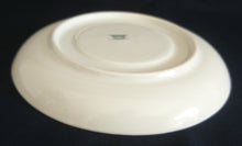 Lade das Bild in den Galerie-Viewer, 2er Set SUPPENTASSEN UNTERTELLER - Porzellan, Linien Dekor