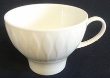Lade das Bild in den Galerie-Viewer, KAFFEETASSE "Lanzette" - Porzellan, Einfärbiges Tropfen Relief Motiv Dekor