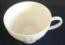 Lade das Bild in den Galerie-Viewer, KAFFEETASSE "Lanzette" - Porzellan, Einfärbiges Tropfen Relief Motiv Dekor
