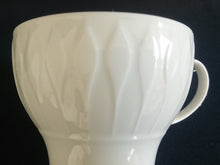Lade das Bild in den Galerie-Viewer, KAFFEETASSE "Lanzette" - Porzellan, Einfärbiges Tropfen Relief Motiv Dekor