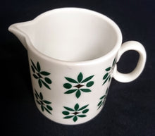 Lade das Bild in den Galerie-Viewer, MILCHKÄNNCHEN - Porzellan, Blatt Symbol Karo Kreise Abstrakt Dekor