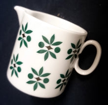 Lade das Bild in den Galerie-Viewer, MILCHKÄNNCHEN - Porzellan, Blatt Symbol Karo Kreise Abstrakt Dekor