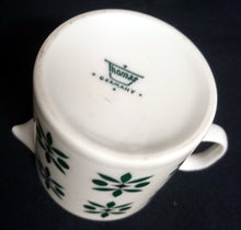 Lade das Bild in den Galerie-Viewer, MILCHKÄNNCHEN - Porzellan, Blatt Symbol Karo Kreise Abstrakt Dekor