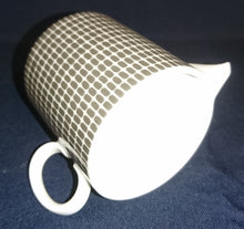 Lade das Bild in den Galerie-Viewer, 2er Set MILCHKÄNNCHEN & ZUCKERDOSE MIT DECKEL - Porzellan, Mauer Schachbrett Waben Abstrakt Dekor