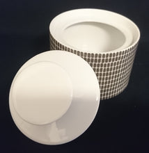 Lade das Bild in den Galerie-Viewer, ZUCKERDOSE MIT DECKEL - Porzellan, Mauer Schachbrett Waben Abstrakt Dekor