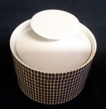 Lade das Bild in den Galerie-Viewer, ZUCKERDOSE MIT DECKEL - Porzellan, Mauer Schachbrett Waben Abstrakt Dekor