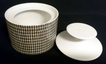 Lade das Bild in den Galerie-Viewer, 2er Set MILCHKÄNNCHEN & ZUCKERDOSE MIT DECKEL - Porzellan, Mauer Schachbrett Waben Abstrakt Dekor