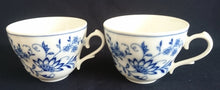 Lade das Bild in den Galerie-Viewer, 2er Set 2er KAFFEEGEDECKE - Porzellan, Echt Kobalt Zwiebelmuster Motiv Relief Dekor