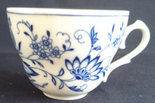 Lade das Bild in den Galerie-Viewer, 2er KAFFEEGEDECK - Porzellan, Echt Kobalt Zwiebelmuster Motiv Relief Dekor