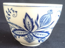 Lade das Bild in den Galerie-Viewer, 2er Set 2er KAFFEEGEDECKE - Porzellan, Echt Kobalt Zwiebelmuster Motiv Relief Dekor