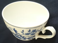 Lade das Bild in den Galerie-Viewer, KAFFEETASSE - Porzellan, Echt Kobalt Zwiebelmuster Motiv Relief Dekor