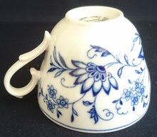 Lade das Bild in den Galerie-Viewer, 2er Set KAFFEETASSEN - Porzellan, Echt Kobalt Zwiebelmuster Motiv Relief Dekor