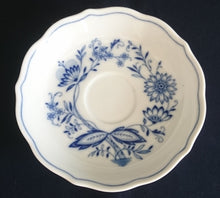 Lade das Bild in den Galerie-Viewer, 2er Set 2er KAFFEEGEDECKE - Porzellan, Echt Kobalt Zwiebelmuster Motiv Relief Dekor