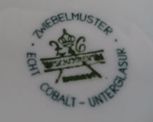 Lade das Bild in den Galerie-Viewer, 2er Set UNTERTASSEN - Porzellan, Echt Kobalt Zwiebelmuster Motiv Relief Dekor