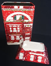 Lade das Bild in den Galerie-Viewer, DAUERGEBÄCKDOSE MIT DECKEL "Kitchen" - Metall / Blech, Haus Gebäude Winter Schnee Fenster Türen Motiv Dekor (G)