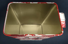 Lade das Bild in den Galerie-Viewer, DAUERGEBÄCKDOSE MIT DECKEL "Kitchen" - Metall / Blech, Haus Gebäude Winter Schnee Fenster Türen Motiv Dekor (G)