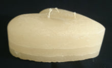Lade das Bild in den Galerie-Viewer, STANDKERZE - Wachs / Kerzenmaterial, Warmweiß (Gelblich), Handarbeit, Herzform, 3 Dochte (G)