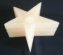 Lade das Bild in den Galerie-Viewer, STANDKERZE - Wachs / Kerzenmaterial, Warmweiß (Gelblich) Farbend, Handarbeit, Sternform, 1 Docht (G)