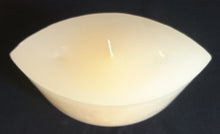 Lade das Bild in den Galerie-Viewer, STANDKERZE - Wachs / Kerzenmaterial, Warmweiß Farbend, Handarbeit, Schiffchenform Oval, 1 Docht (G)