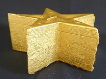 Lade das Bild in den Galerie-Viewer, STANDKERZE - Wachs / Kerzenmaterial, Goldend (Überzogen) Farbend, Handarbeit, Sternform, 1 Docht (G)