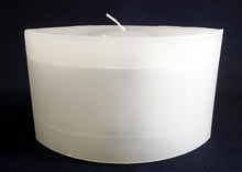 Lade das Bild in den Galerie-Viewer, STANDKERZE - Wachs / Kerzenmaterial, Kaltweiß Farbend, Handarbeit, Schiffchenform Oval, 1 Docht (G)